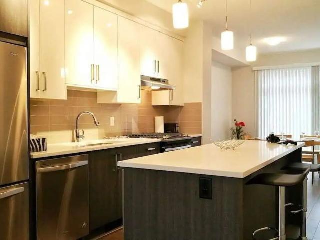 3 bedroom townhouse — 3 Bedrooms+ Den Townhouse