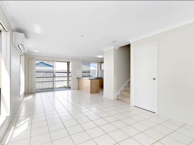 3 BEDROOM TOWNHOUSES IN A QUIET COMPLEX