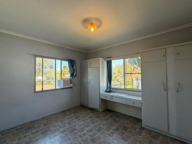3 Bedroom Top Level Unit – Steps from Barney Point Beach!
