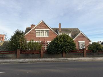3 bedroom, Top storey, Partly furnished!