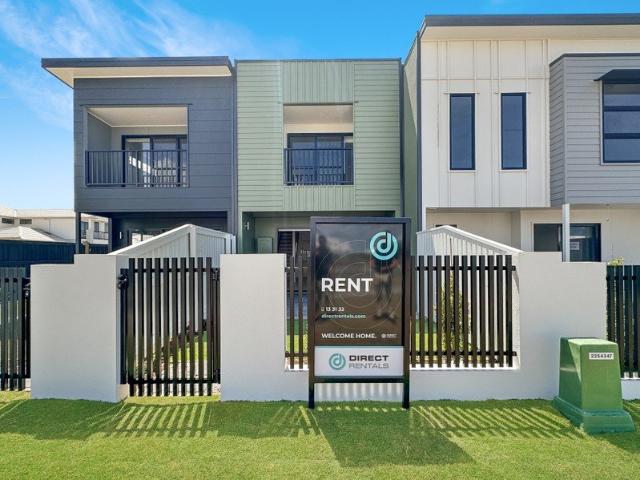 3 bedroom terrace overlooking park!