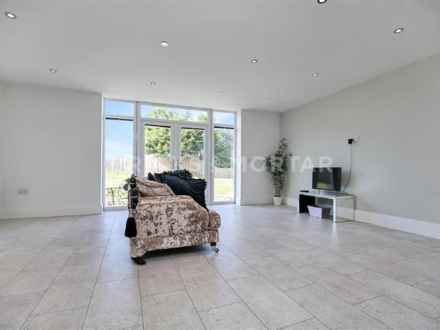 3 bedroom terraced bungalow to rent