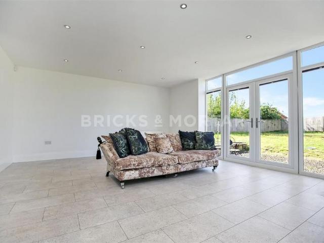 3 bedroom terraced bungalow to rent