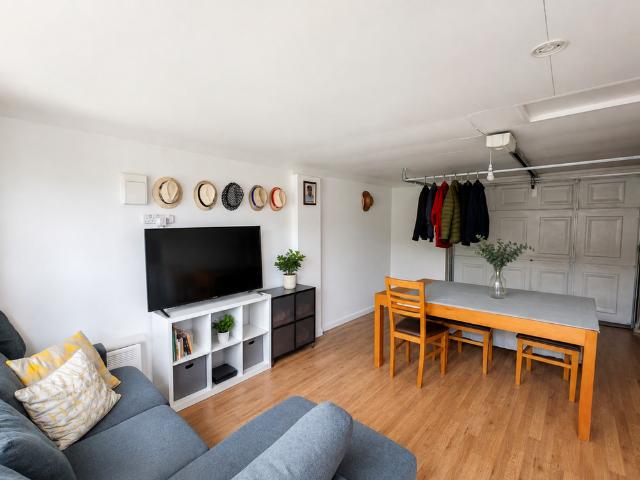 3 bedroom terraced bungalow to rent