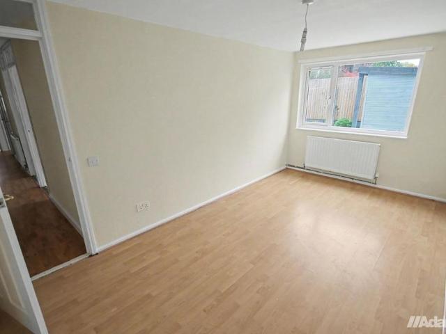 3 bedroom terraced bungalow to rent