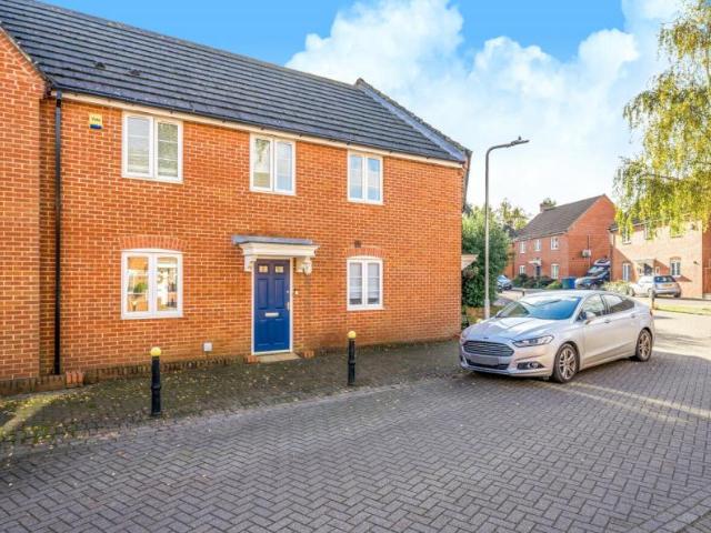 3 Bedroom terraced house,garage to rent