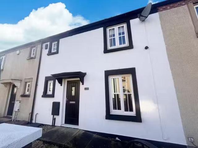 3 bedroom terraced house for rent in Church Street, Westhought.