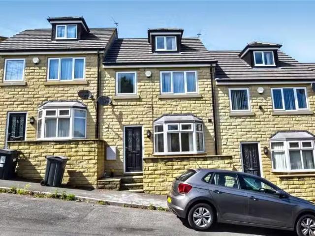 3 bedroom terraced house for rent in Chapel Street, Eccleshill.