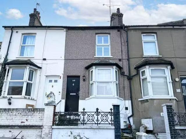 3 bedroom terraced house for rent in Charles Street, Greenhith.