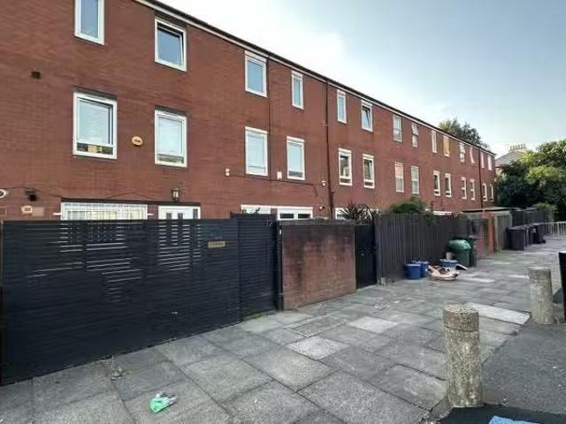 3 bedroom terraced house for rent in Ambleside Close, Homerton.