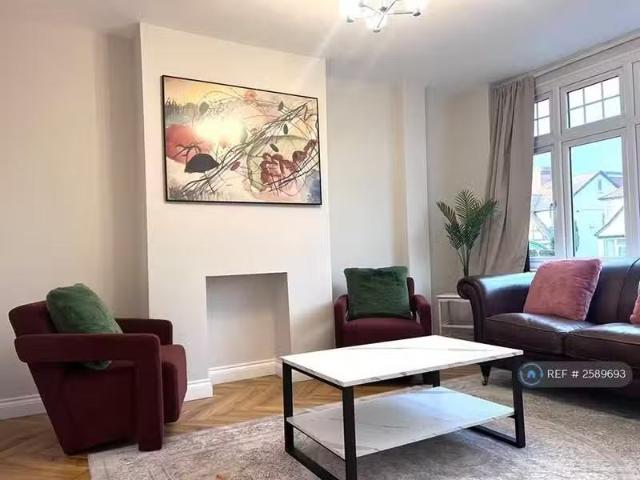 3 bedroom terraced house for rent in Aviemore Way, Beckenham.