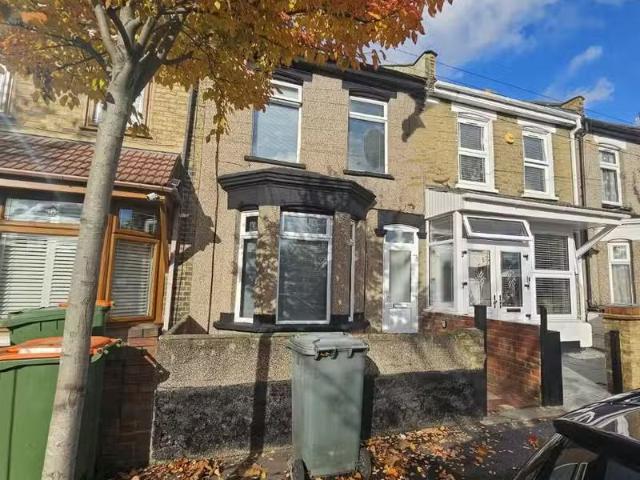 3 bedroom terraced house for rent in Bristol Road, London, E7