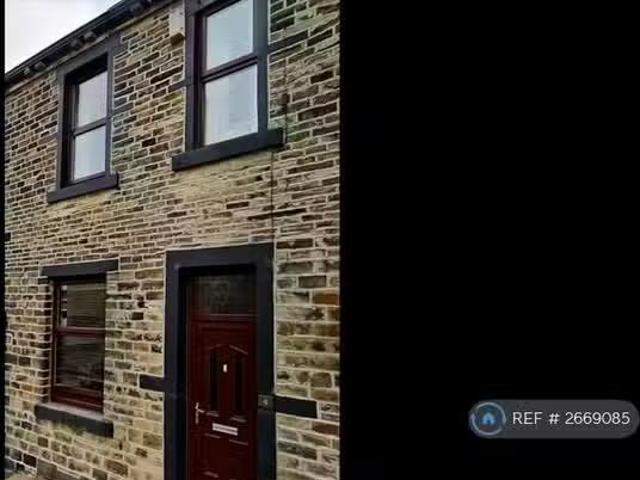 3 bedroom terraced house for rent in Brook Street, Oakenshaw.