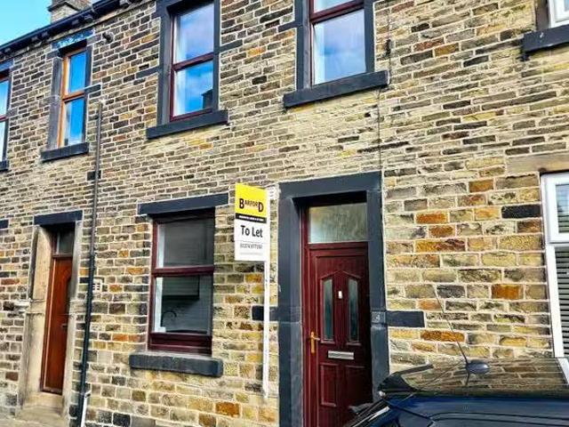 3 bedroom terraced house for rent in Brook Street, Oakenshaw.