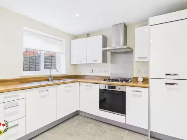 3 bedroom terraced house for rent in Gascoigns Way, Patchway.