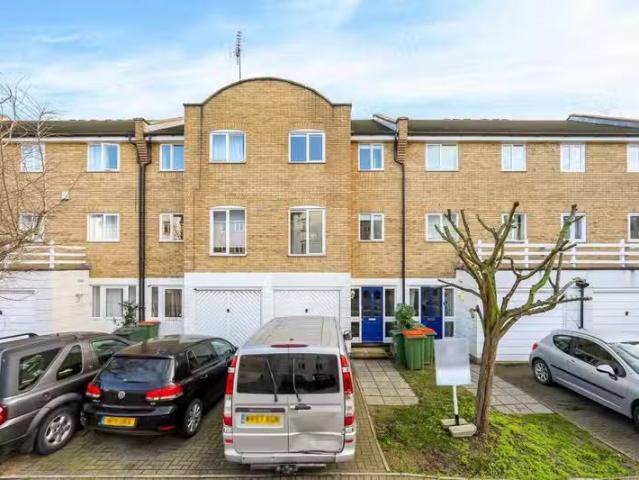 3 bedroom terraced house for rent in Grimsby Grove, E16