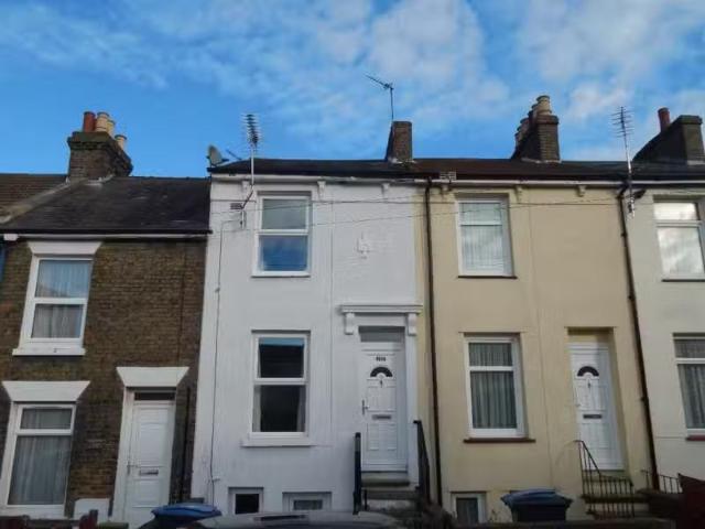 3 bedroom terraced house for rent in East Street, Dover, CT17