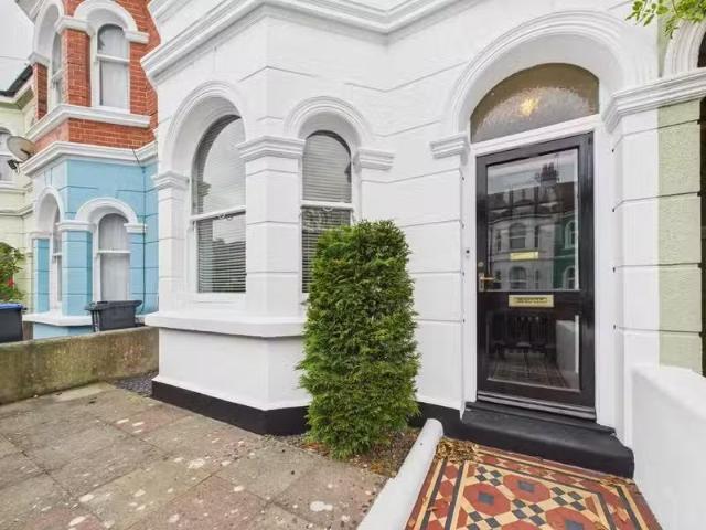 3 bedroom terraced house for rent in Eastcourt Road, Worthing.