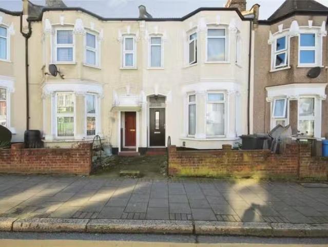 3 bedroom terraced house for rent in Elmers End Road, Beckenha.