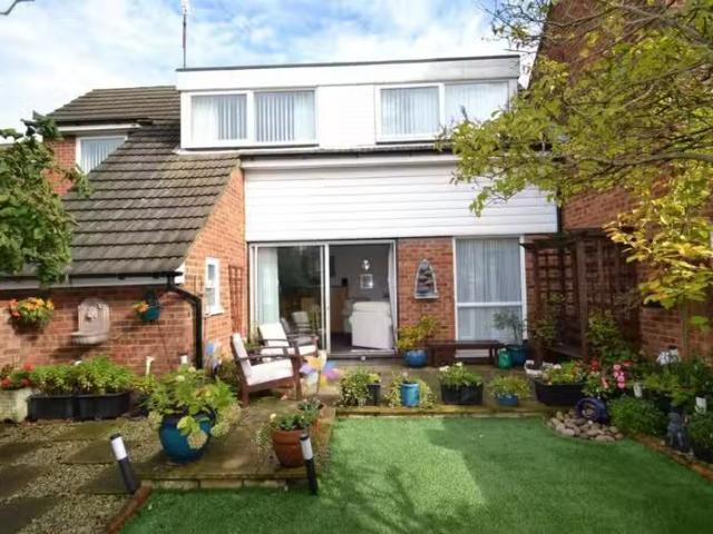 3 bedroom terraced house for rent in Eskdale, London Colney, S.