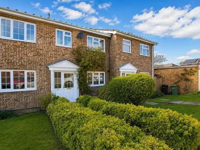 3 bedroom terraced house for rent in Findlay Drive, Guildford.