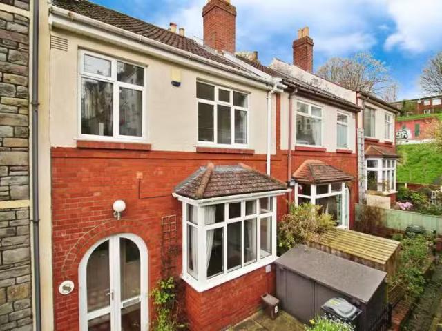 3 bedroom terraced house for rent in Kensal Road, Victoria Par.
