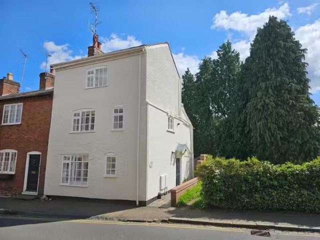 3 bedroom terraced house for rent in High Street, Kenilworth.