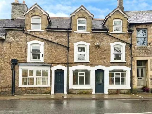 3 bedroom terraced house for rent in High Street, Stalbridge.