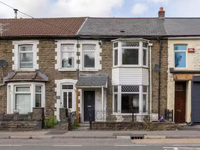 3 bedroom terraced house for rent in Oxford Street, Nantgarw.
