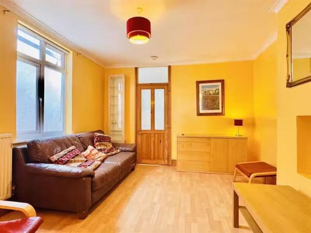3 bedroom terraced house for rent in Southmead Road, Westbury.