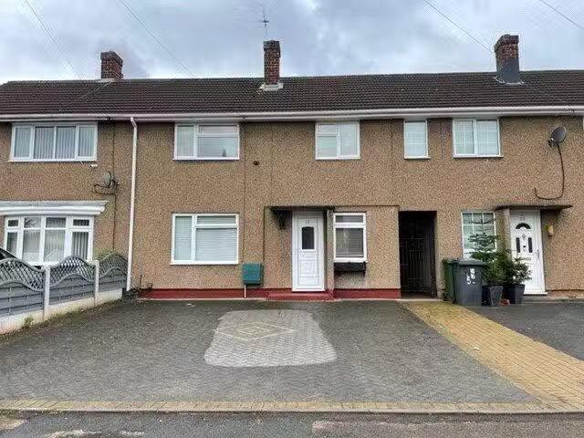 3 bedroom terraced house for rent in Salisbury Drive, Kiddermi.