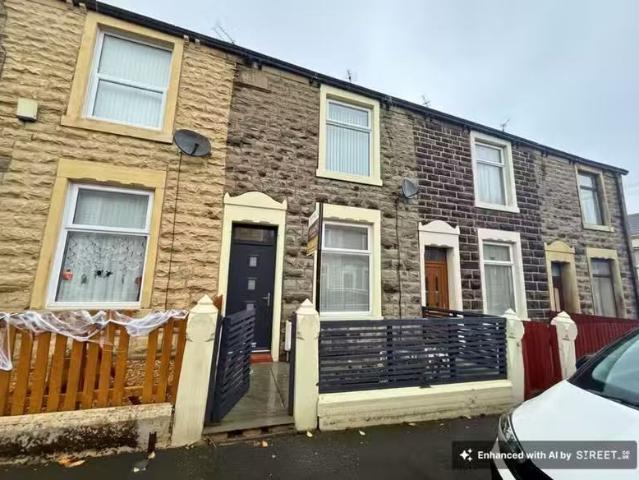 3 bedroom terraced house for rent in Shuttleworth Street, Rish.