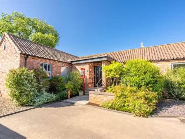 3 bedroom terraced house for rent in Station Road, Stallingbor.