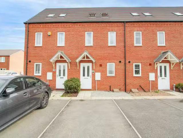 3 bedroom terraced house for rent in Summit Drive, Bessacarr.