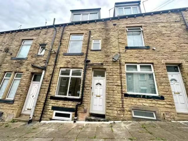 3 bedroom terraced house for rent in Paget Street, Keighley, B.