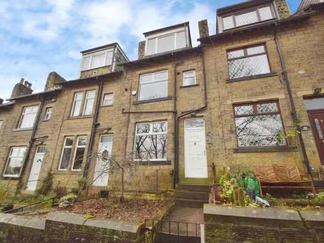 3 bedroom terraced house for rent in Park Avenue, Oakworth, Ke.
