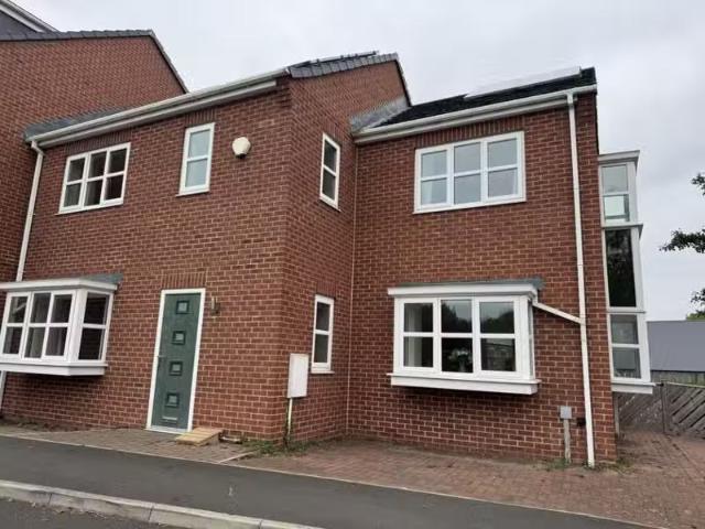 3 bedroom terraced house for rent in Park Road South, Chester.