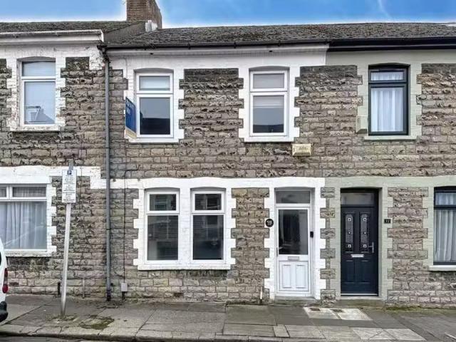 3 bedroom terraced house for rent in Queen Street, Barry, CF62