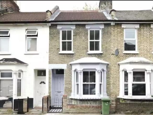 3 bedroom terraced house for rent in Tavistock Road, Stratford.