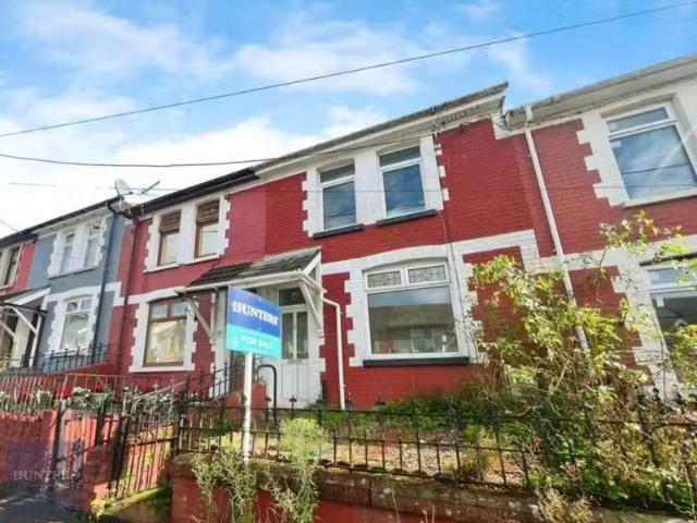 3 bedroom terraced house for rent in The Avenue, Pontycymer, B.