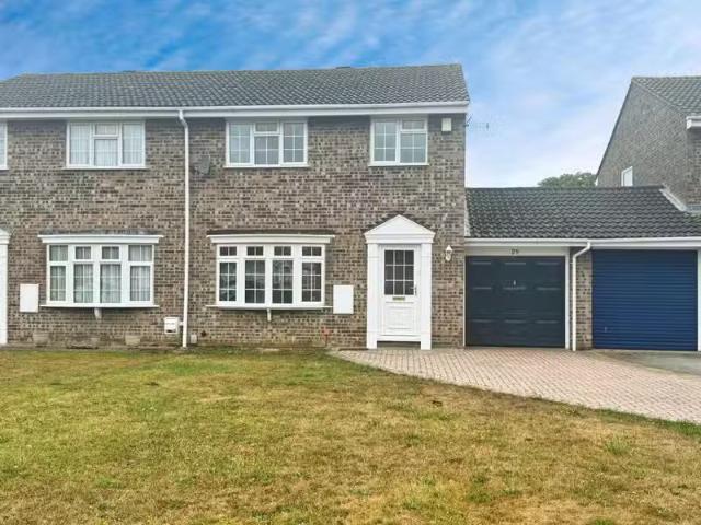 3 bedroom terraced house for rent in Thrush Close, Abbeydale.
