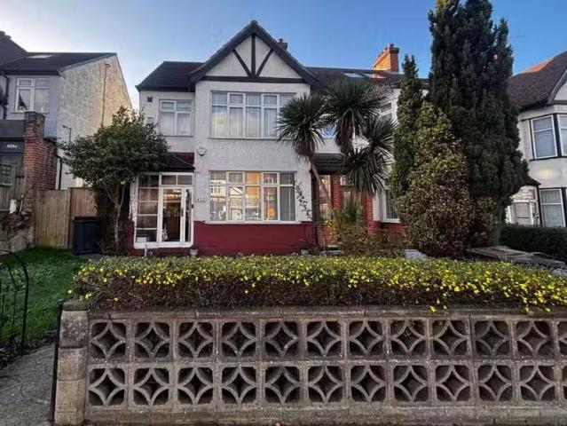 3 bedroom terraced house for rent in Upper Elmers End Road, Be.