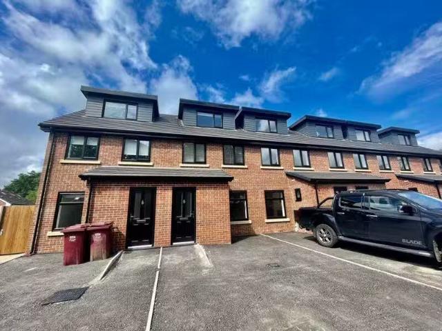 3 bedroom terraced house for rent in Yew Tree Close, Astley Br.