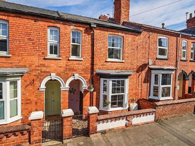 3 bedroom terraced house for sale