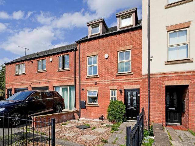 3 bedroom terraced house for sale