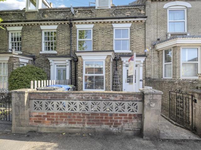 3 bedroom terraced house for sale