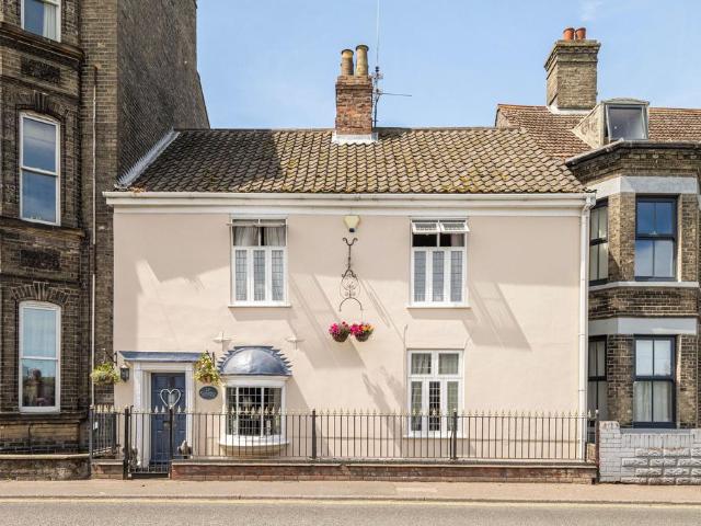 3 bedroom terraced house for sale
