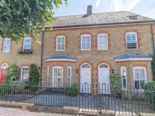 3 bedroom terraced house for sale