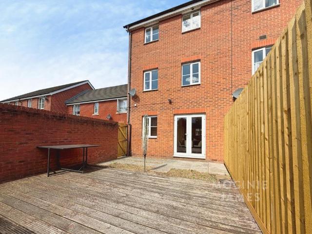 3 bedroom terraced house for sale