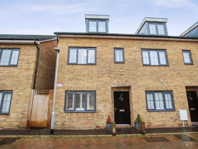 3 bedroom terraced house for sale